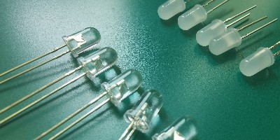 插件霧狀LED燈珠和插件透明LED燈珠的區(qū)別